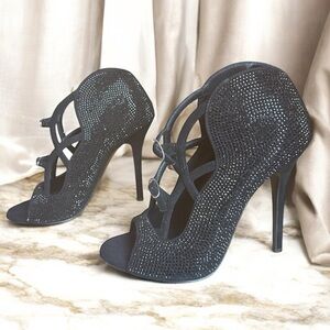Giuseppe Zanotti Crystal Strass heels
RETAIL 1,395